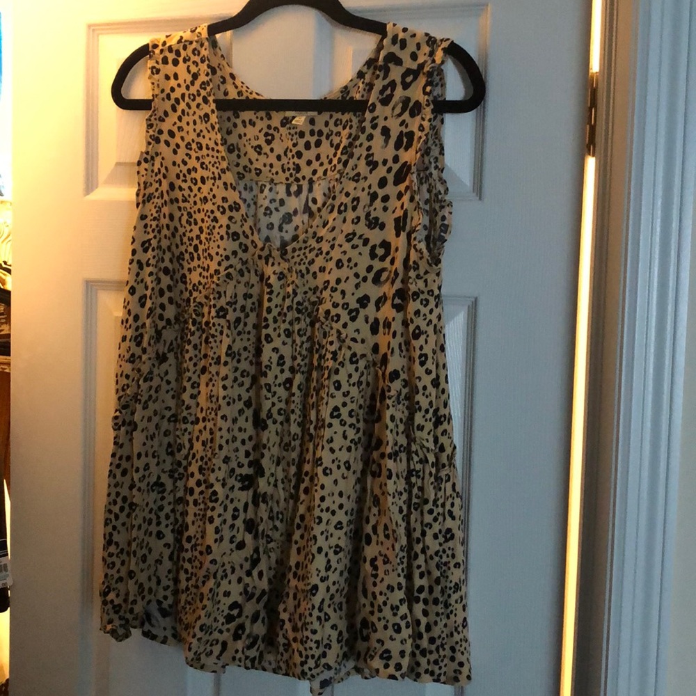 Kori America - Sz M - Women’s Top - beautiful nude and black cheetah print